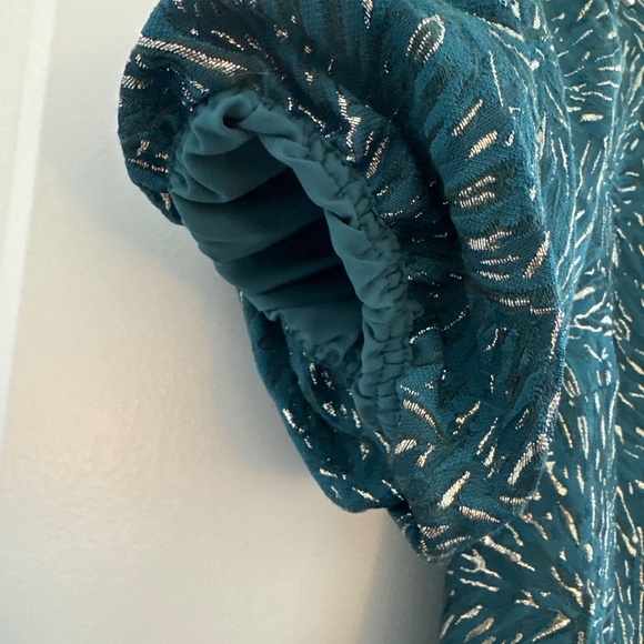 Green asymmetrical dress with gold details and puff sleeve - Picture 3 of 6